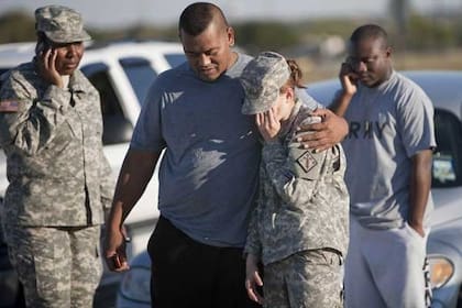 El dolor y la conmoción de un grupo de militares fuera de Fort Hood, donde ocurrió la masacre
