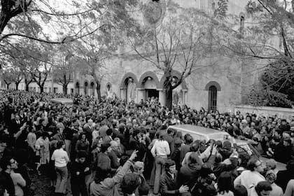 El domingo 12 de mayo de 1974 una multitud de acercó a la iglesia para despedir al padre Mugica