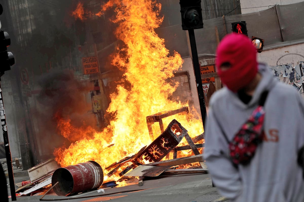 El domingo 20 fue otro día de furia en las calles chilenas, continuaron las protestas, hubo saqueos y graves enfrentamientos entre manifestantes y carabineros, hubo gran cantidad de detenidos, heridos y al menos diez muertos.