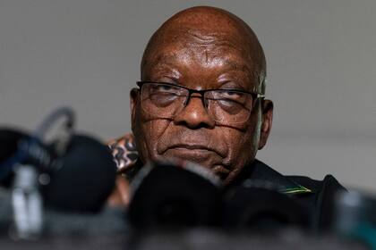 El domingo 4 de julio de 2021, el expresidente Jacob Zuma hizo declaraciones a la prensa desde su casa en KwaZulu-Natal, Sudáfrica (AP Foto/Shiraaz Mohamed, archivo)