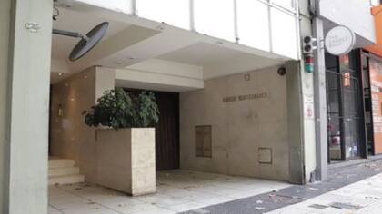 El domingo a la noche el médico llegó a su departamento de la avenida Santa Fe al 2300 y se encontró con la nota debajo de su puerta.