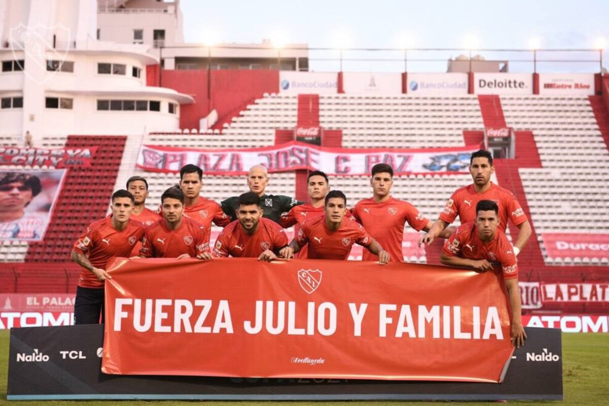 El domingo, el plantel de Independiente posó con una bandera de apoyo al entrenador, Julio César Falcioni. Su mujer, Ada, falleció hoy.