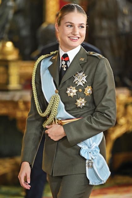 El domingo, en el desfile militar con motivo de la Fiesta Nacional, Leonor lució el uniforme del Ejército de Tierra. Sobre la corbata llevaba la miniatura del Toisón de Oro y en la chaqueta, la insignia de la Orden de Carlos III, las Grandes Cruces del Mérito Militar, del Mérito Naval y del Mérito Aeronáutico, todas ellas con distintivo blanco, que recibió a lo largo de su formación militar