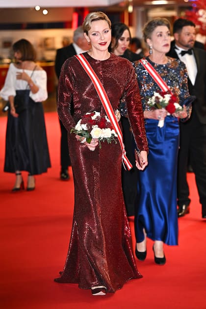 El domingo, en la comida de embajadores, Charlene impactó con un vestido de noche en lentejuelas de DidierAngelo que acompañó con aros Cartier de diamante y rubí. Su cuñada Carolina, en tanto, optó por una blusa vintage con brillos de Chanel y una falda larga.
