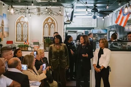 El domingo Kamala Harris se encontraba en un restaurante boricua en Pensilvania hablando sobre su plan económico para la isla
