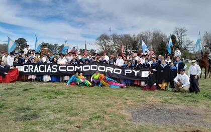 El domingo, se organiza en un predio pegado al pueblo una prueba de riendas y danzas ecuestres