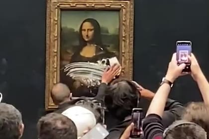 El domingo, un "tortazo" para la Mona Lisa quedó en el vidrio que protege la obra maestra de Leonardo