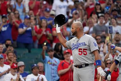 El dominicano Albert Pujols, de los Dodgers de Los Ángeles, agradece las ovaciones del público de San Luis en el juego del martes 7 de septiembre de 2021, ante los Cardenales (AP Foto/Jeff Roberson)