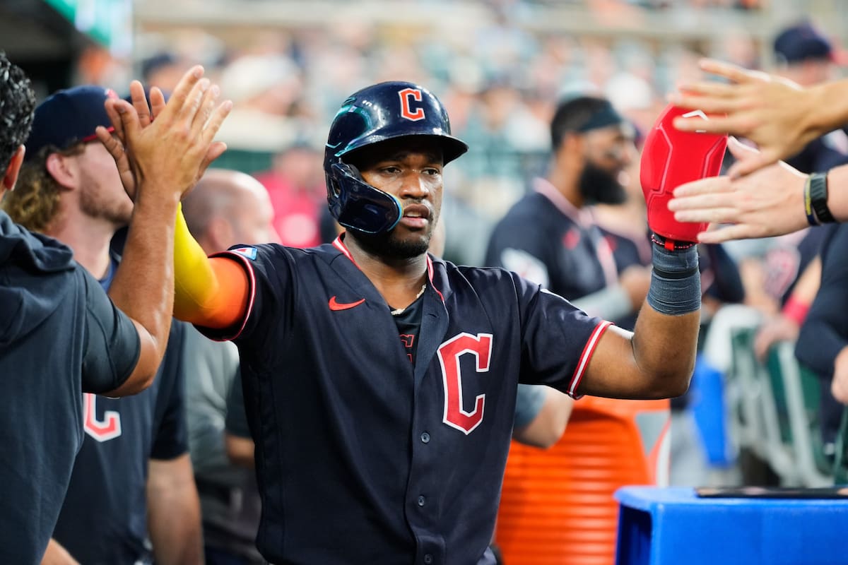 El dominicano Ángel Martínez, de los Guardianes de Cleveland, festeja luego de anotar ante los Tigre