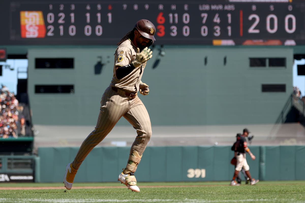 El dominicano Fernando Tatis, de los Padres de San Diego, recorre las bases luego de conseguir un jo