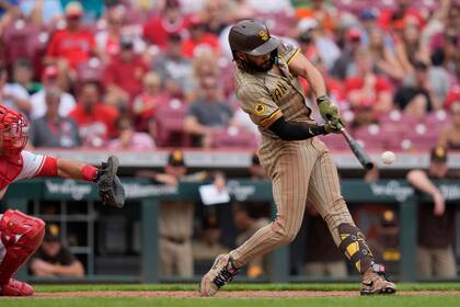 El dominicano Fernando Tatis Jr. de los Padres de San Diego pega un doble en la décima entrada del juego ante los Rojos de Cincinnati el jueves 23 de mayo del 2024. (AP Foto/Carolyn Kaster)
