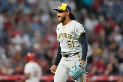 El dominicano Freddy Peralta, de los Cerveceros de Milwaukee, festeja luego de sacar un out ante los Angelinos de Los Ángeles, el miércoles 19 de junio de 2024 (AP Foto/Ryan Sun)