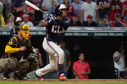 El dominicano José Ramírez, de los Guardianes de Cleveland, conecta un sencillo de dos carreras en el juego del viernes 19 de julio de 2024, ante los Padres de San Diego (AP Foto/Phil Long)