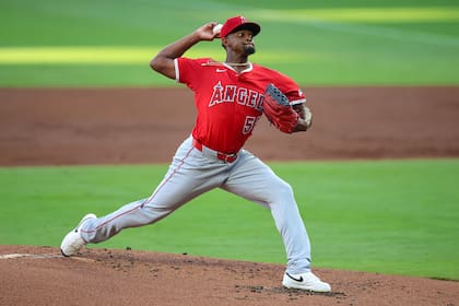 El dominicano José Soriano, de los Angelinos de Los Ángeles, hace un lanzamiento en el juego del jueves 3 de julio de 2025, ante los Bravos de Atlanta (AP Foto/Colin Hubbard)