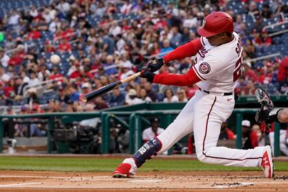 El dominicano Juan Soto, de los Nacionales de Washington, dispara un jonrón de dos carreras en la primera entrada del partido ante los Mets de Nueva York, el miércoles 11 de mayo de 2022, en Washington. (AP Foto/Alex Brandon)