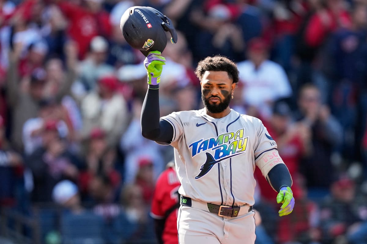 El dominicano Junior Caminero, de los Rays de Tampa Bay, se lamenta tras poncharse en el tercer jueg