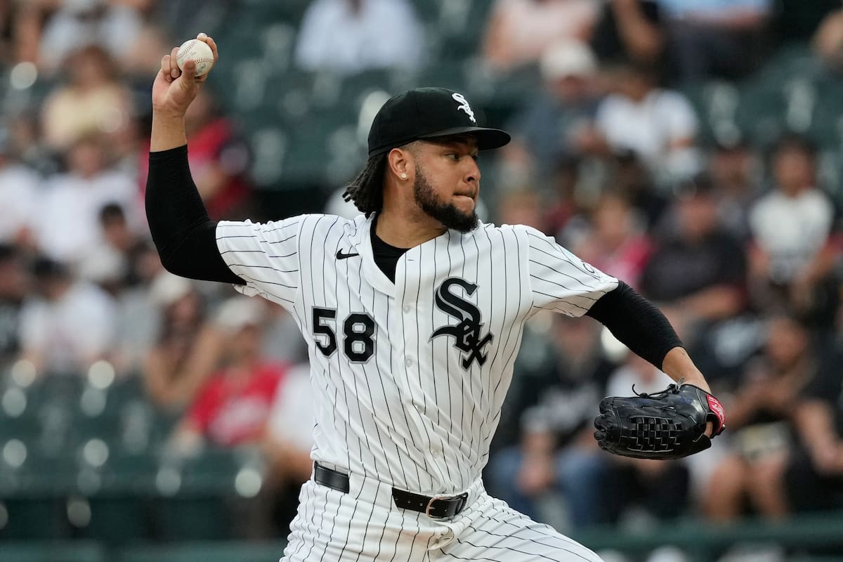 El dominicano Luis Castillo, abridor de los Medias Blancas de Chicago, lanza ante los Rojos de Cinci
