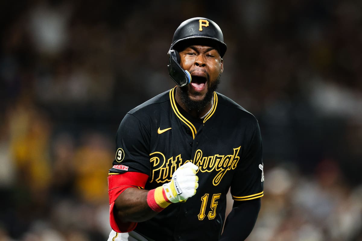 El dominicano Oneil Cruz, de los Piratas de Pittsburgh, festeja luego de batear un jonrón solitario