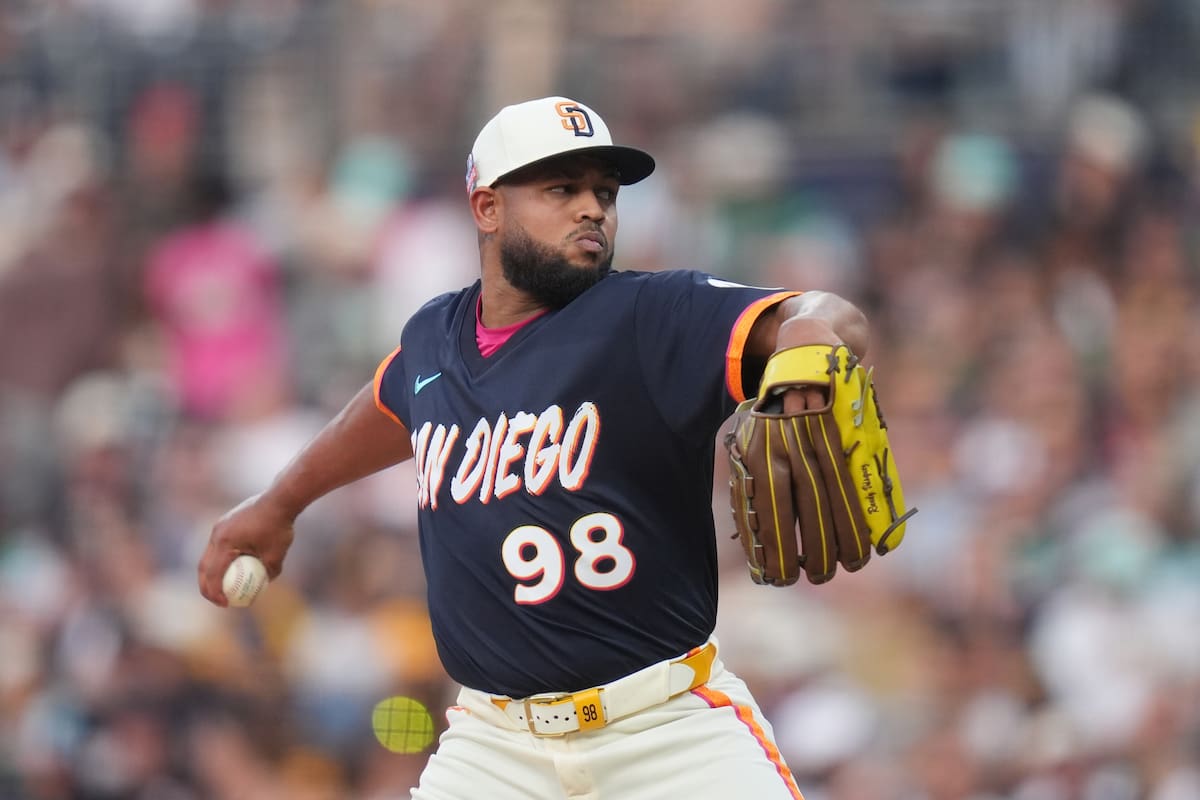 El dominicano Randy Vásquez, de los Padres de San Diego, cumple con su apertura ante los Mellizos de