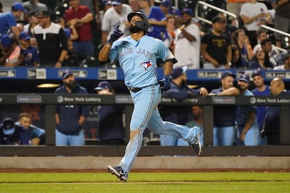 El dominicano Teoscar Hernández, de los Azulejos de Toronto, festeja tras conectar un jonrón de dos carreras en la novena entrada del encuentro del sábado 24 de julio de 2021, ante los Mets de Nueva York (AP Foto/Mary Altaffer)
