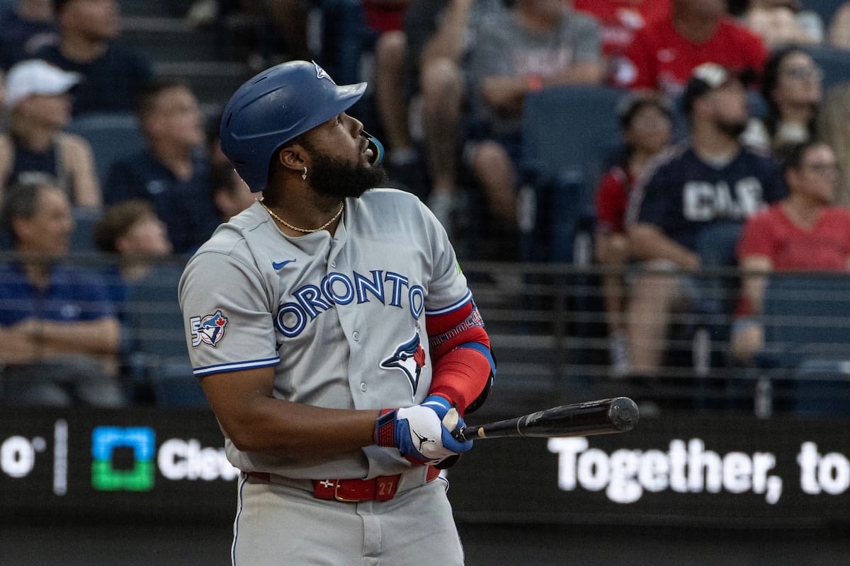 El dominicano Vladimir Guerrero, de los Azulejos de Toronto, observa su jonrón de tres carreras ante