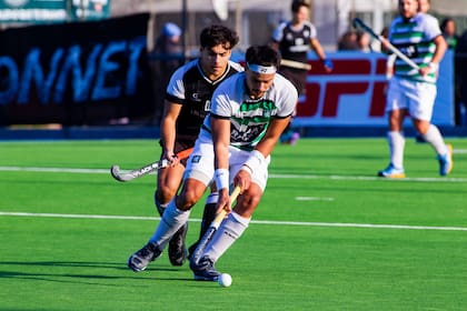 El dominio de un jugador de Santa Bárbara en el partido frente a Universitario La Plata