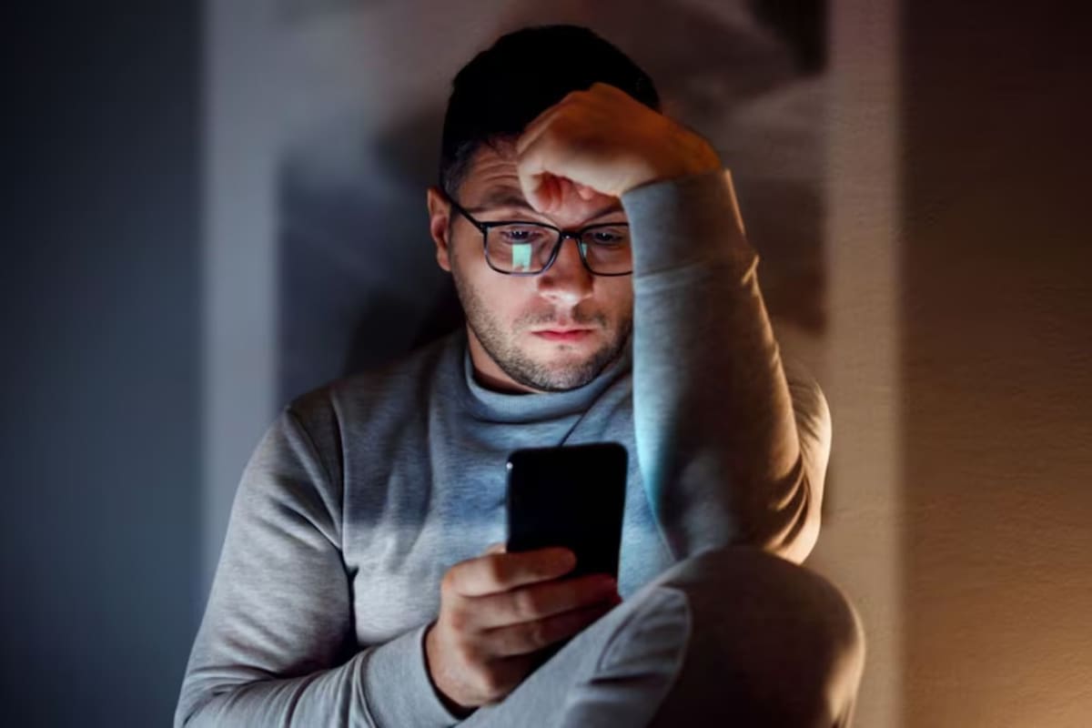 El doomscrolling es el acto de leer malas noticias durante mucho tiempo (Fuente: Freepik)