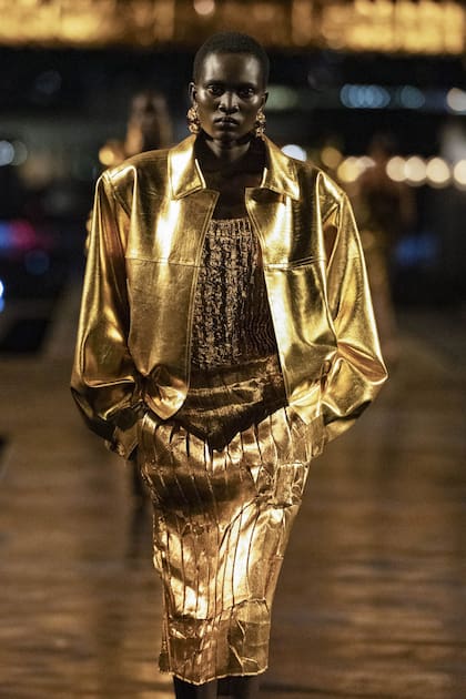 El dorado en su máxima expresión en faldas tubo, trajes y vestidos de cóctel