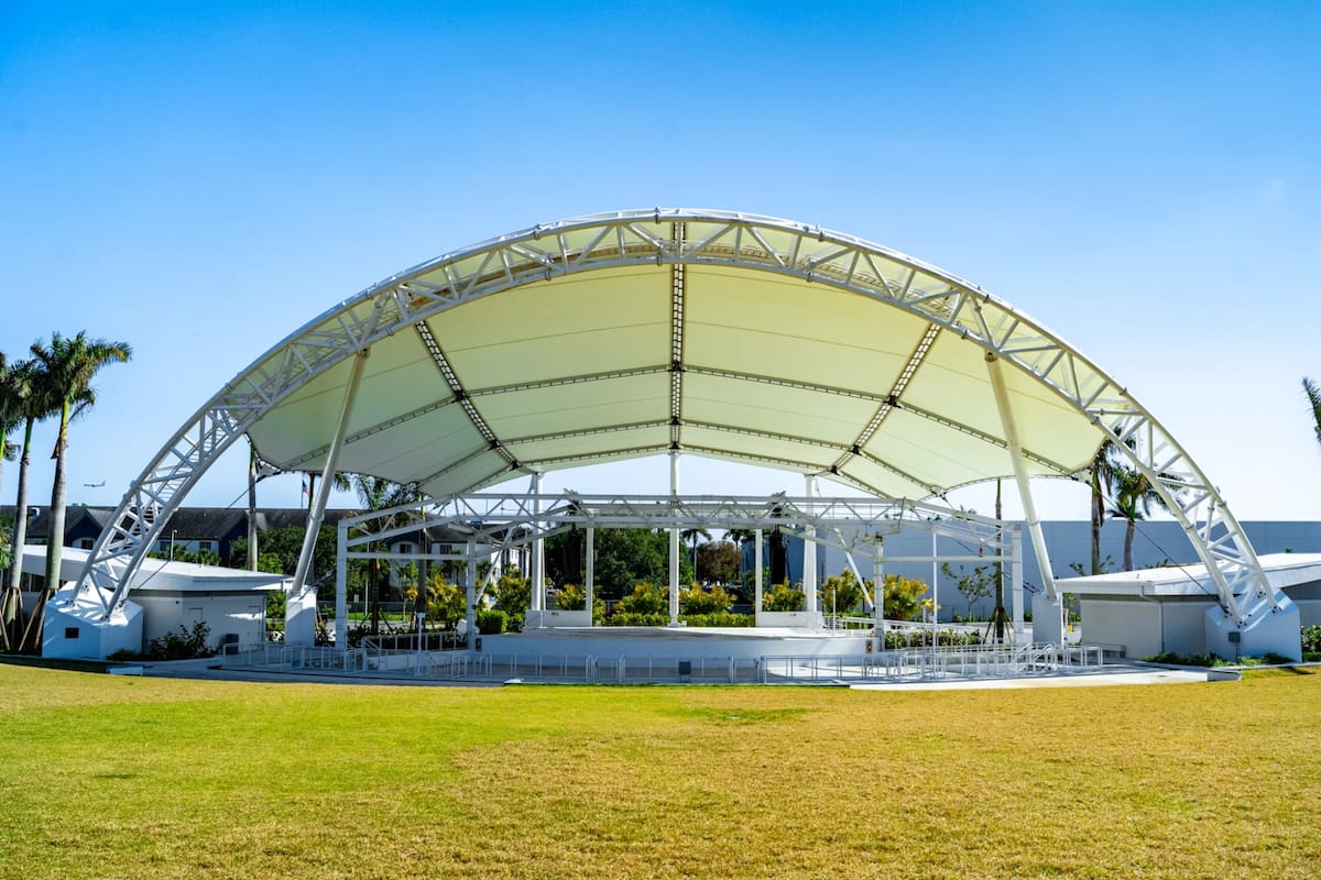 El Doral Amphitheater es un nuevo espacio de entretenimiento ubicado en Doral Central Park, diseñado para albergar conciertos y festivales