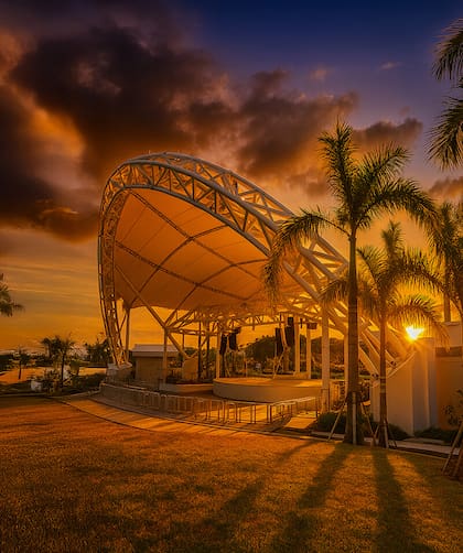 El Doral Amphitheater está ubicado en el Doral Central Park, que abarca aproximadamente 32 hectáreas
