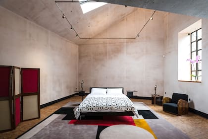 El dormitorio de la casa de Tim Burton tiene 185 metros cuadrados, y combina con los otros ambientes minimalistas