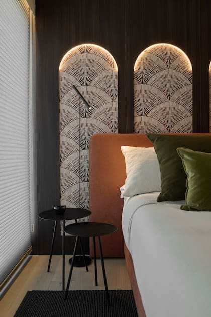 El dormitorio diseñado por el estudio Halesa con muebles y revestimientos de Casa Leiro, para que un financista pueda relajarse cuando termina el stress del día.