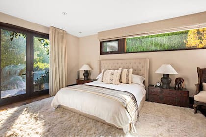 El dormitorio principal en suite posee una terraza privada, vestidores dobles, una sala de masajes y un baño estilo spa.