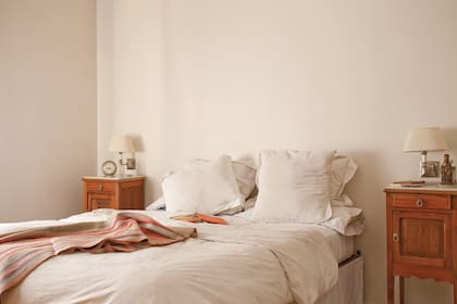 El dormitorio principal sigue los tonos del resto de la casa. Simpleza y calidez.