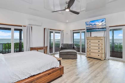 El dormitorio principal tiene increíbles vistas al océano
