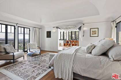 El dormitorio principal tiene su piso aparte, con solarium y espacios de descanso (Compass)