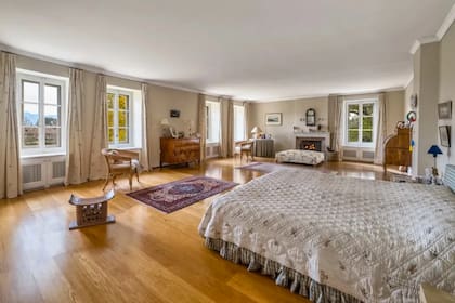 El dormitorio principal tiene ventanas orientadas al este