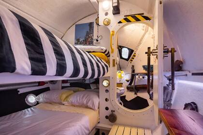 El dormitorio tiene una cama marinera con dos camas dobles