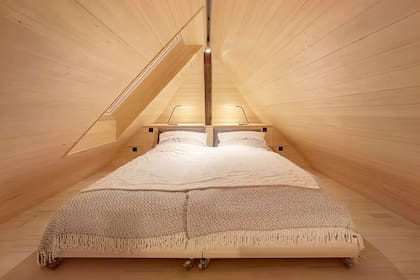 El dormitorio tiene una gran claraboya que permite a los inquilinos mirar el cielo nocturno estrellado.