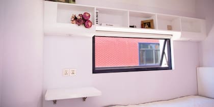 El dormitorio tiene una mesa de apoyo adicional y armario