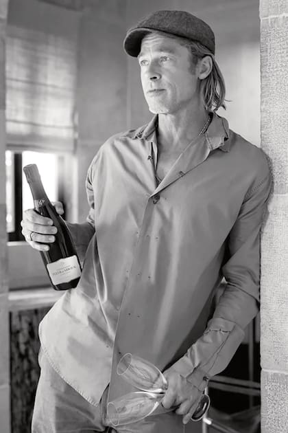 El dos veces ganador del Oscar posa con su nueva joya, Fleur de Miravar, un champagne rosé elaborado de su bodega.