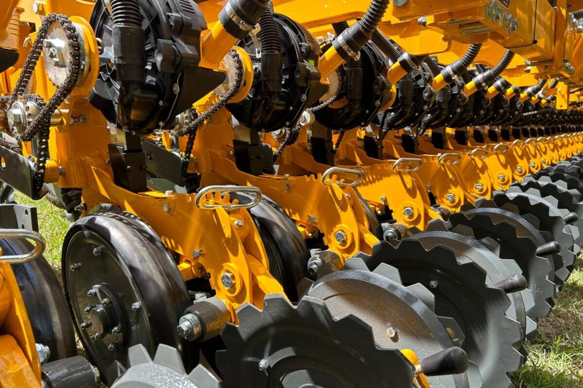 El dosificador ha sido diseñado teniendo en cuenta tendencias mundiales en cuanto a comodidad de operación, bajo costo de mantenimiento, no requerimiento de puesta a punto al sembrar cultivos tradicionales, como maíz, soja, entre otros puntos