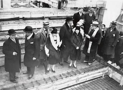 El Dr. Alvear y su esposa, Da. Regina Pacini visitando las obras que se están realizando. Los Florencia Parravicini, Regina Pacini, Marcelo T. de Alvear, Pedro B. Aquino, Alejandro Virasoro y Enrique García Velloso. 3/6/1928