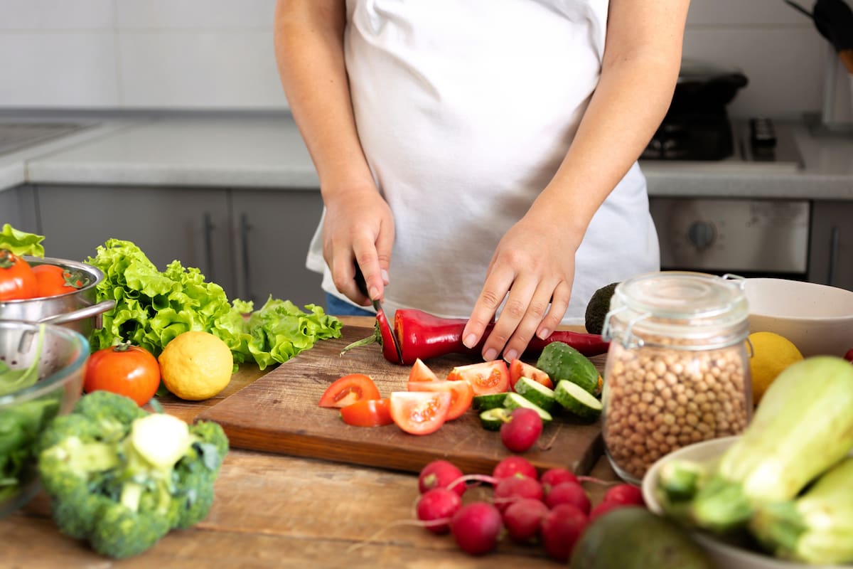 El Dr. David Jenkins desarrolló la dieta portfolio tras observar que combinar alimentos vegetales con propiedades reductoras del colesterol generaba beneficios acumulativos