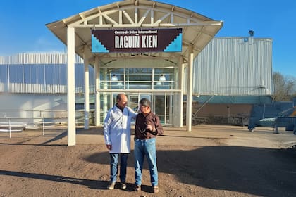 El Dr. Fabián Gancedo, director médico del Centro (izquierda) y Víctor Cañiullan, el machi chileno que concurre a atender una vez por mes (derecha) posan en la puerta del Centro de Salud Intercultural Raguin Kien