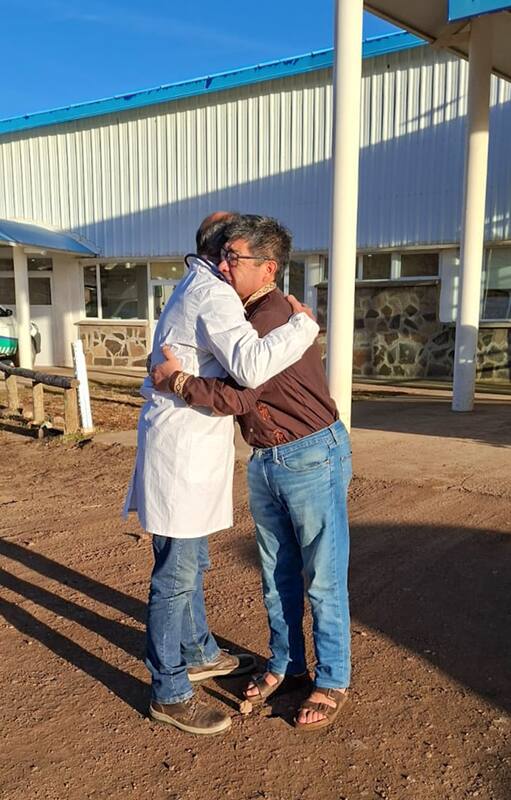El Dr. Fabián Gancedo, director médico del Centro (izquierda) y Vícto Cañiullan, el machi chileno que concurre a atender una vez por mes (derecha) se despiden en la puerta del Centro de Salud Intercultural Raguin Kien.
