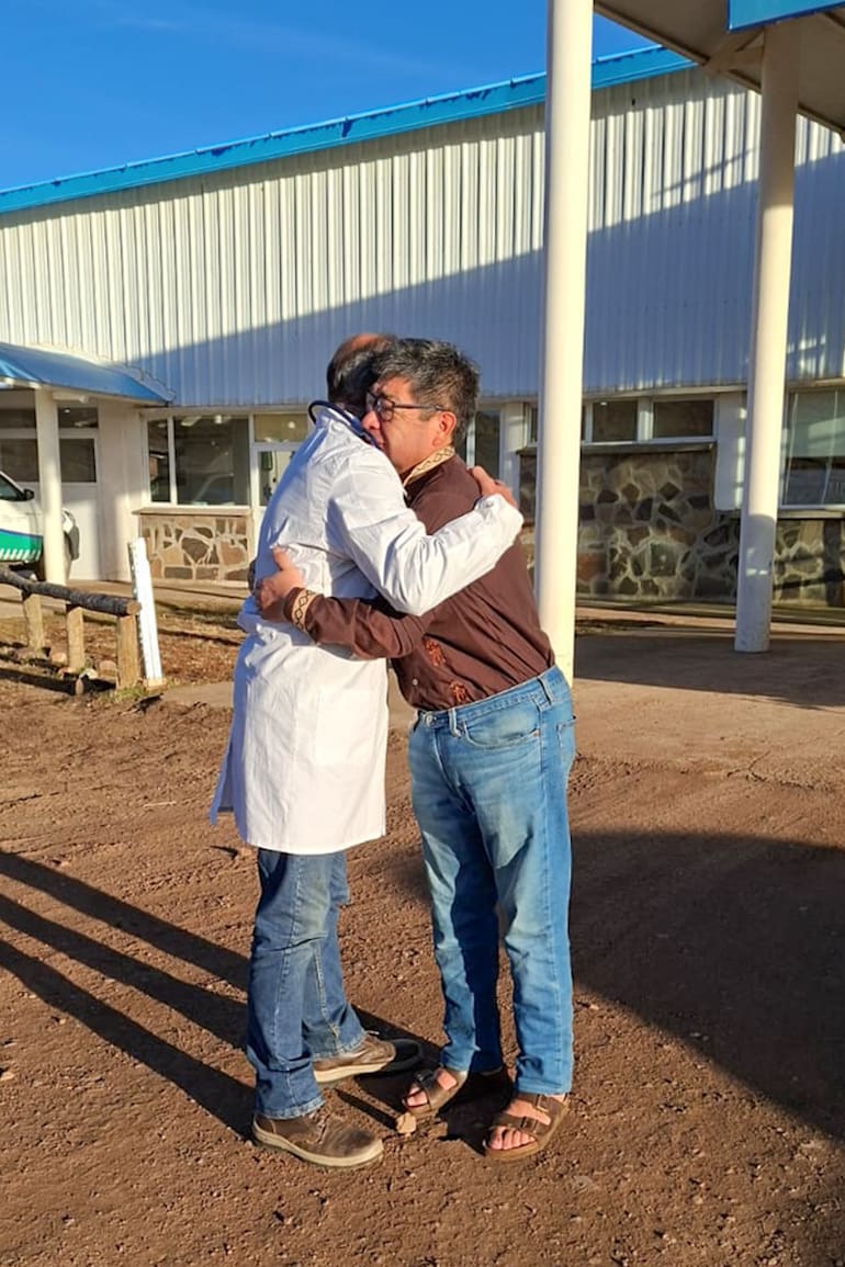 El Dr. Fabián Gancedo, director médico del Centro (izquierda) y Vícto Cañiullan, el machi chileno que concurre a atender una vez por mes (derecha) se despiden en la puerta del Centro de Salud Intercultural Raguin Kien.