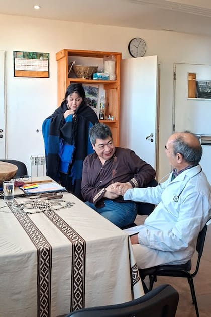 El Dr. Fabián Gancedo, director médico del Centro (derecha) y Vícto Cañiullan, el machi chileno que concurre a atender una vez por mes (izquierda) conversando en un consultorio del Centro de Salud Intercultural Raguin Kien