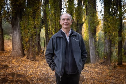 El Dr. Fabián Gancedo, director médico del Centro de Salud Intercultural Raguin Kien en el jardín de su casa en la localidad de Aluminé