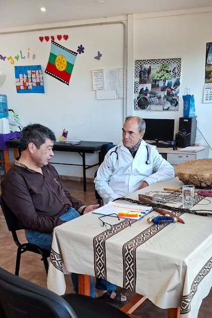El Dr. Fabián Gancedo, director médico del Centro (derechaa) y Víctor Cañiullan, el machi chileno que concurre a atender una vez por mes (izquierda) conversan en un consultorio del Centro de Salud Intercultural Raguin Kien